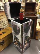 Coffret en bois pour une bouteille de vin, debout, vin + raisin